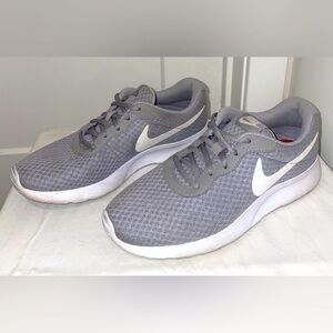 Nike Tanjun Sneakers Wolf Grey - W size 8; M size 6